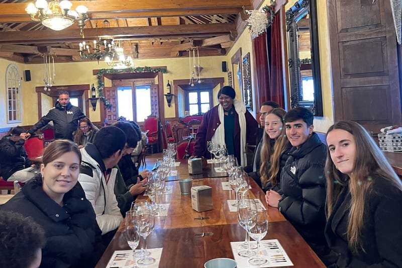 Grupo internacional en una cata de vinos en El Bierzo