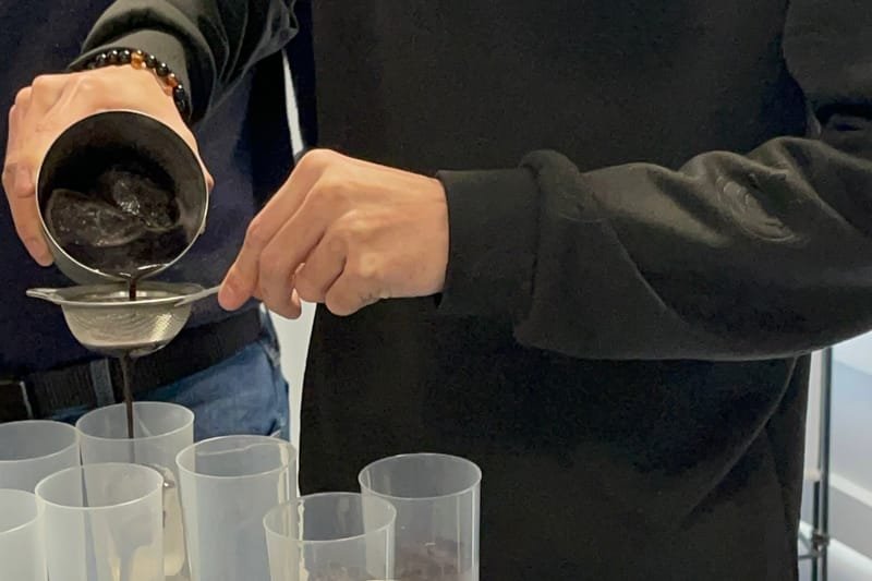 Colando una bebida en un taller de coctelería herbal
