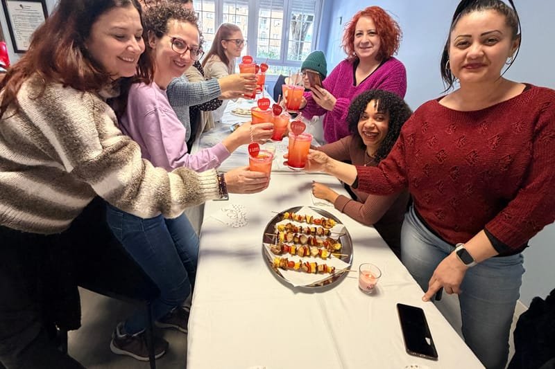 Participantes de un taller para mujeres brindando con bebidas sin alcohol