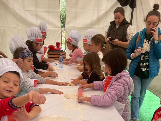 Cocina infantil: amasando en el taller